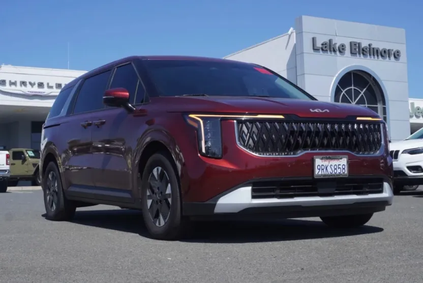 2025 Kia Carnival LXS photo 1