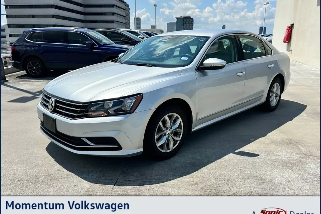 2017 Volkswagen Passat S photo 1