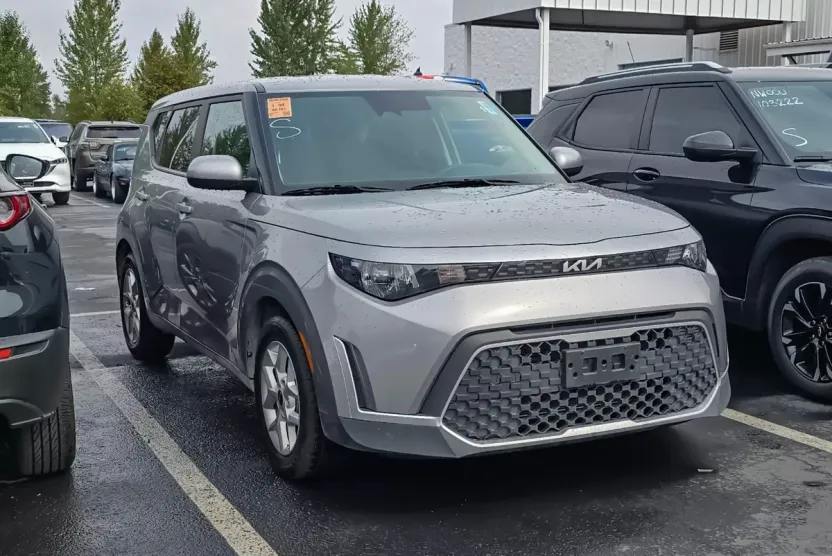 2023 Kia Soul LX photo 1