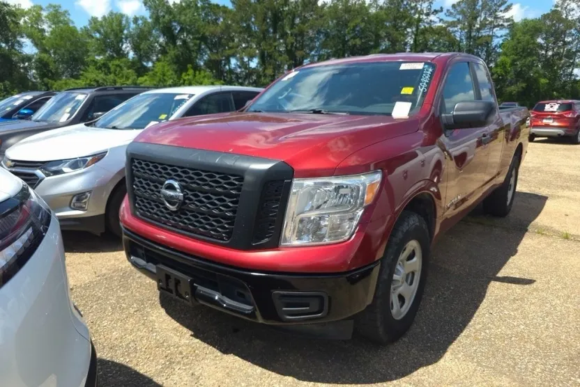 2017 Nissan Titan SV photo 1