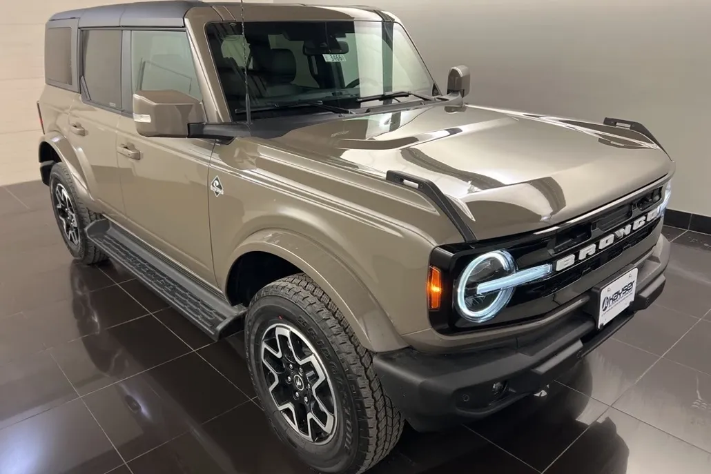 2025 Ford Bronco Outer Banks photo 1