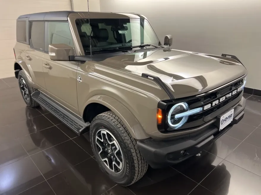 2025 Ford Bronco Outer Banks photo 1