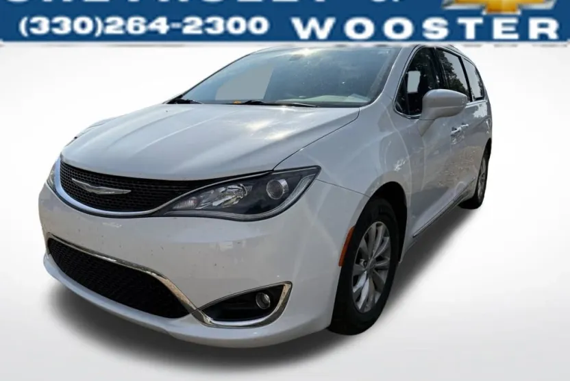 2017 Chrysler Pacifica Touring L photo 1