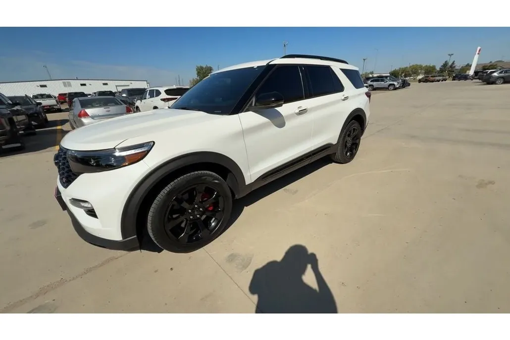 2024 Ford Explorer ST photo 1