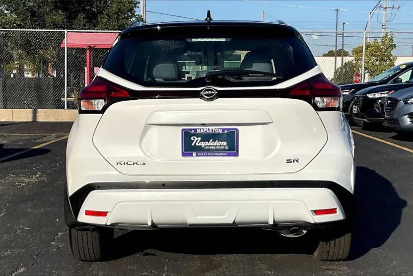 2023 Nissan Kicks SR photo 1