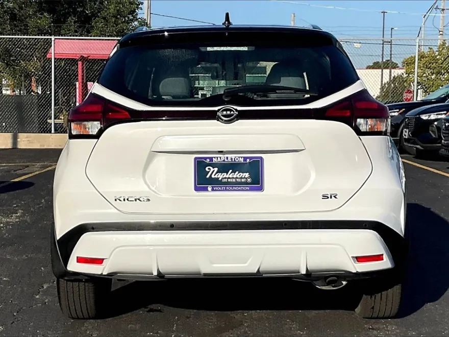 2023 Nissan Kicks SR photo 1