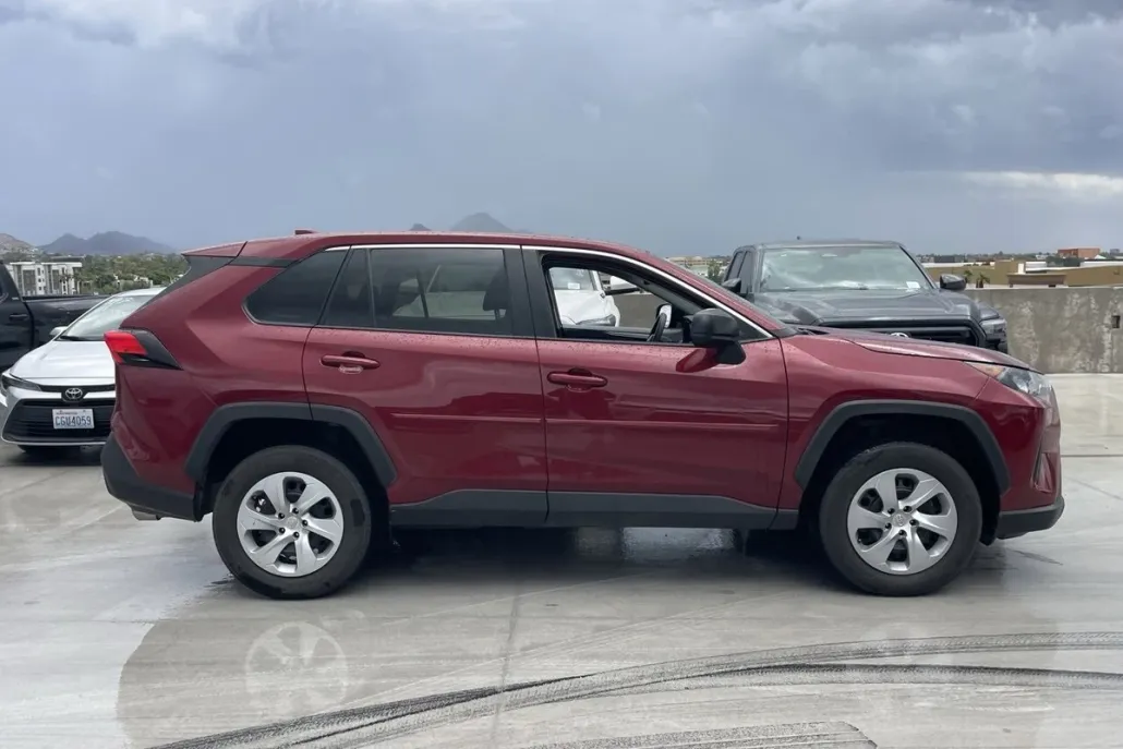 2022 Toyota RAV4 LE photo 1