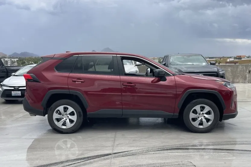 2022 Toyota RAV4 LE photo 1