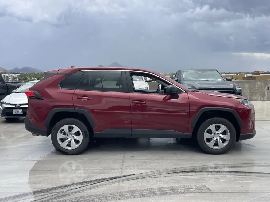 2022 Toyota RAV4 LE photo 1