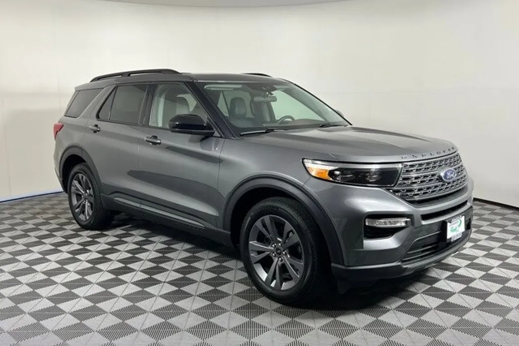 2023 Ford Explorer XLT photo 1