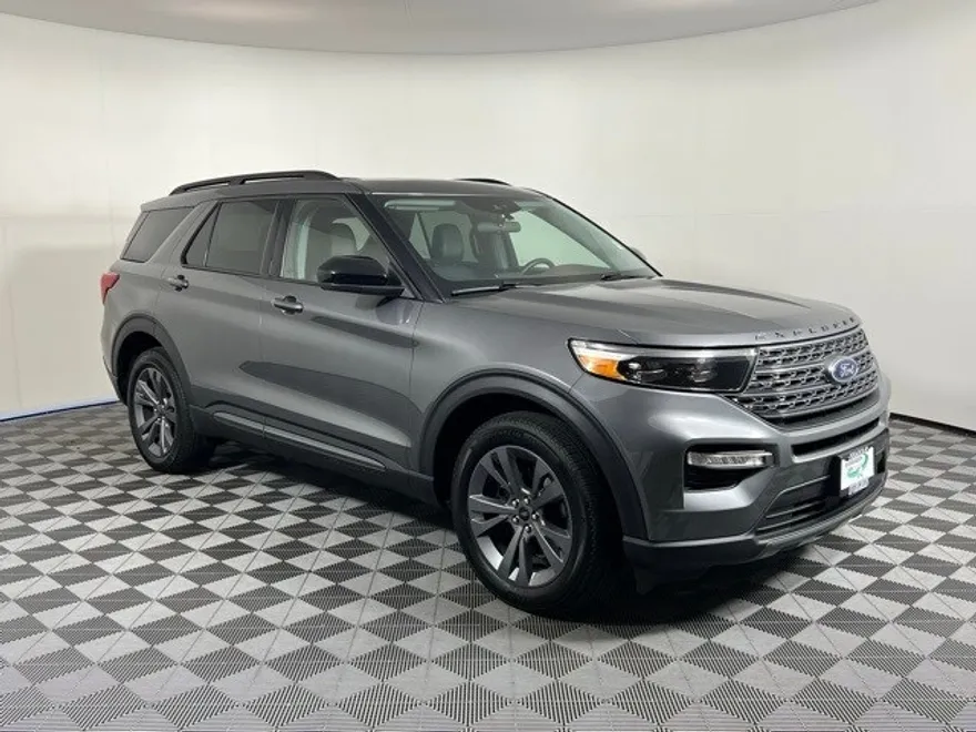 2023 Ford Explorer XLT photo 1