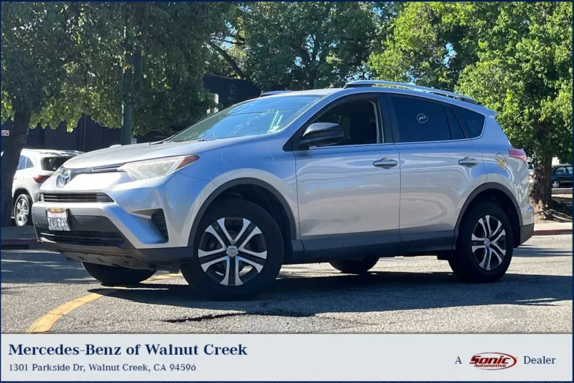 2016 Toyota RAV4 LE photo 1