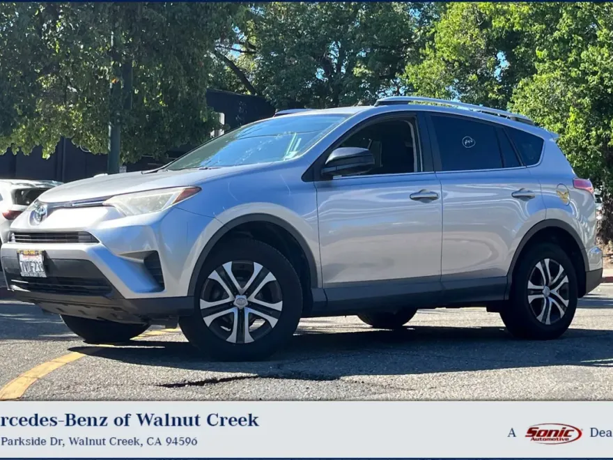 2016 Toyota RAV4 LE photo 1