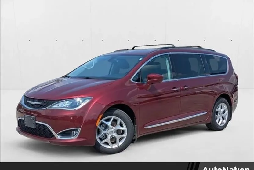 2017 Chrysler Pacifica Touring L photo 1