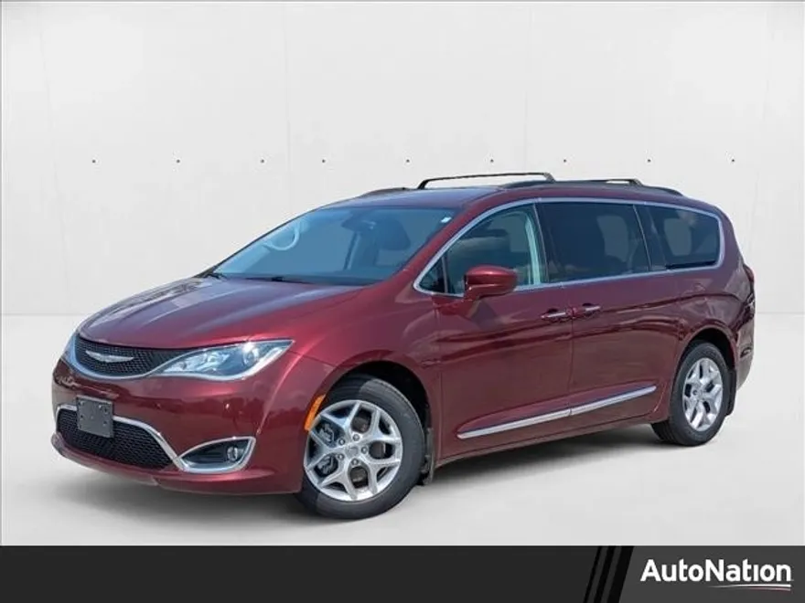 2017 Chrysler Pacifica Touring L photo 1