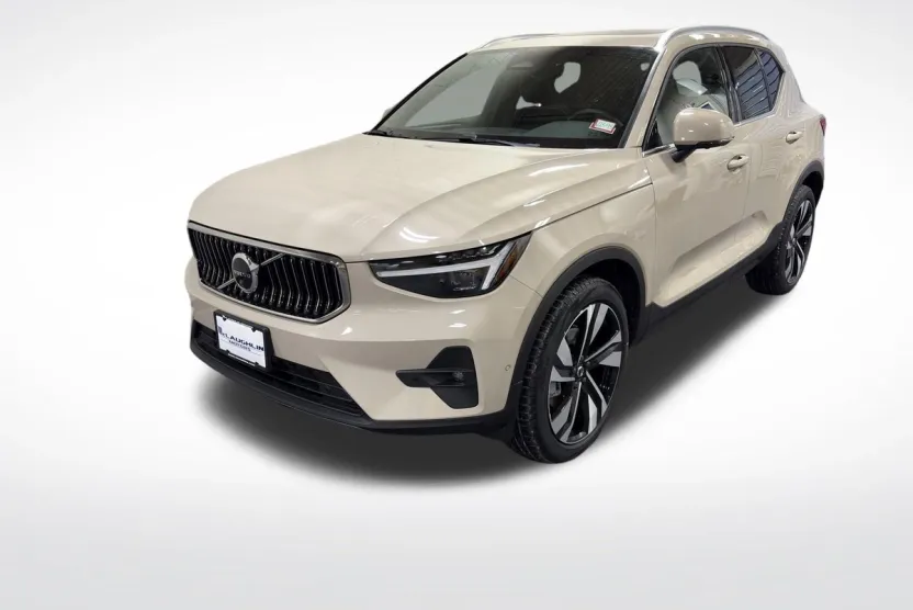 2025 Volvo XC40 photo 1