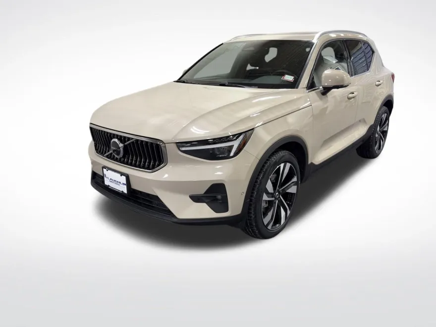 2025 Volvo XC40 photo 1