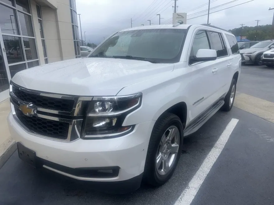 2016 Chevrolet Suburban LT photo 1