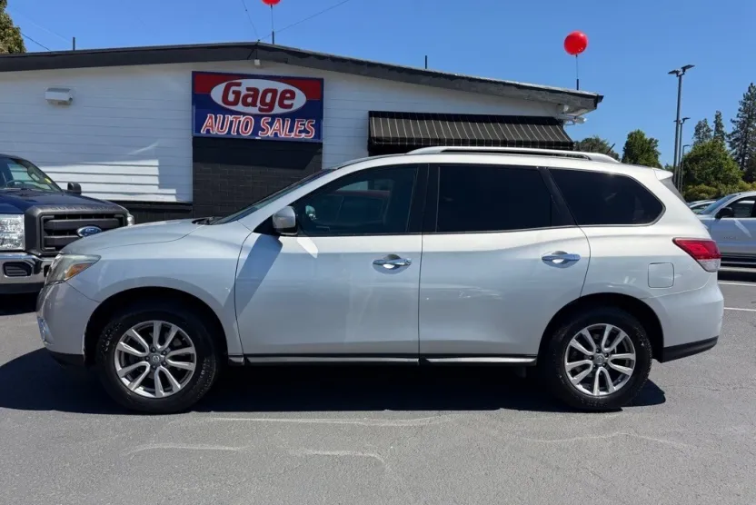 2016 Nissan Pathfinder SV photo 1