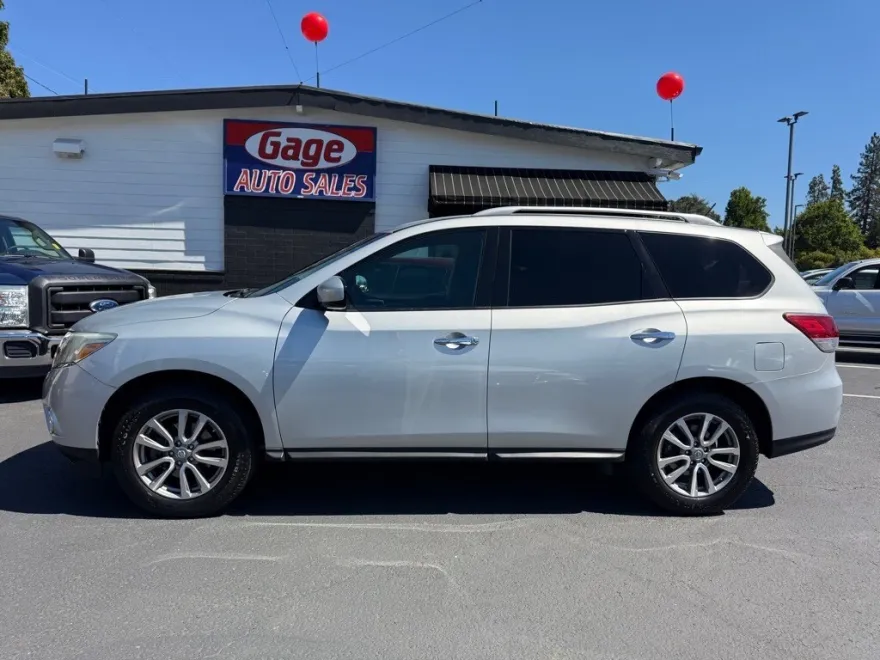 2016 Nissan Pathfinder SV photo 1