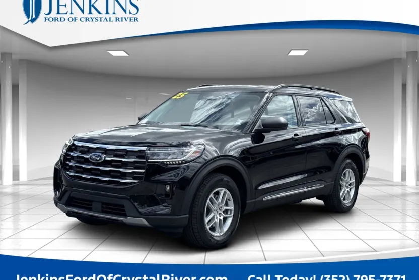 2025 Ford Explorer photo 1
