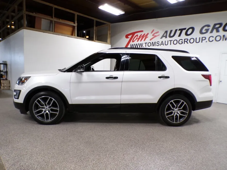 2017 Ford Explorer Sport photo 1