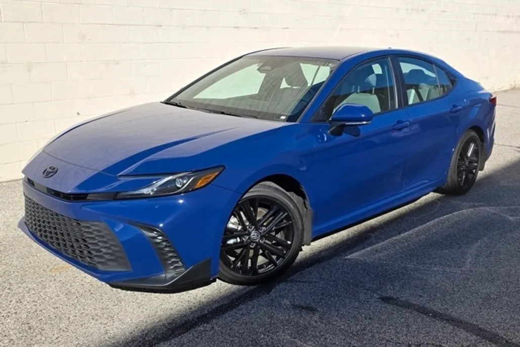 2025 Toyota Camry SE photo 1