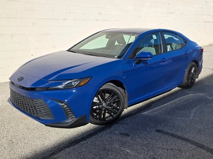 2025 Toyota Camry SE photo 1