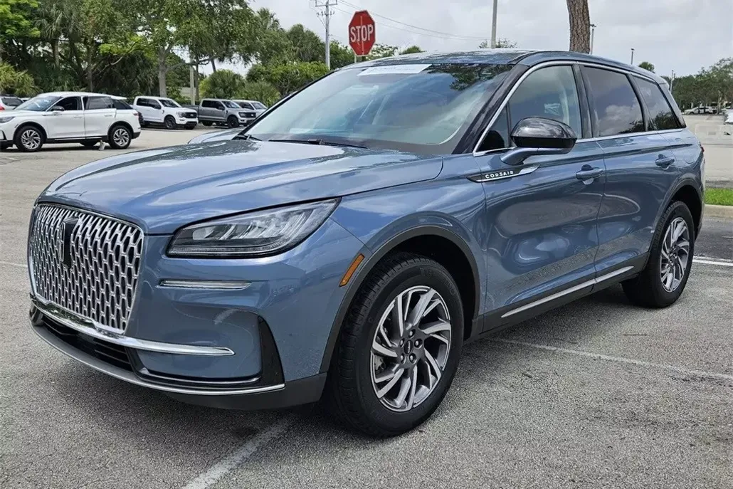 2023 Lincoln Corsair Standard photo 1