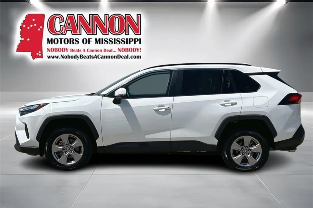 2023 Toyota RAV4 XLE photo 1