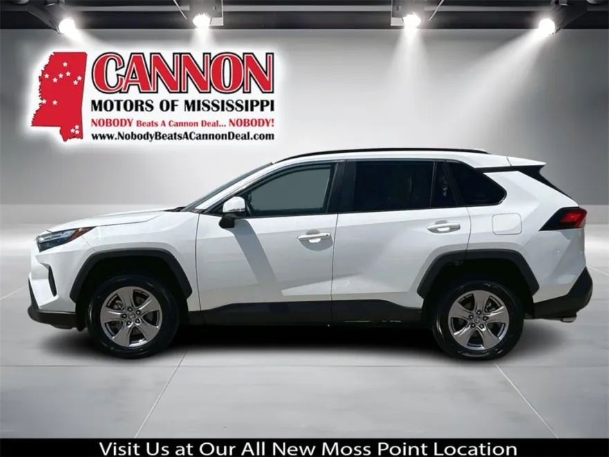 2023 Toyota RAV4 XLE photo 1