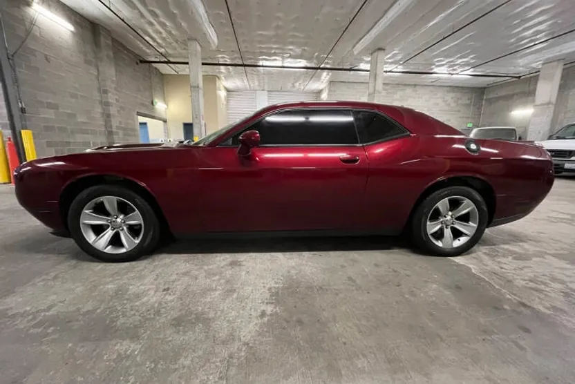 2017 Dodge Challenger SXT photo 1