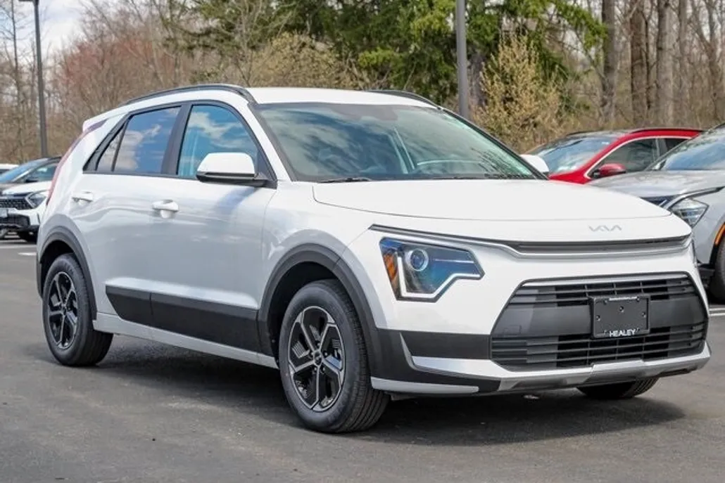 2025 Kia Niro LX photo 1
