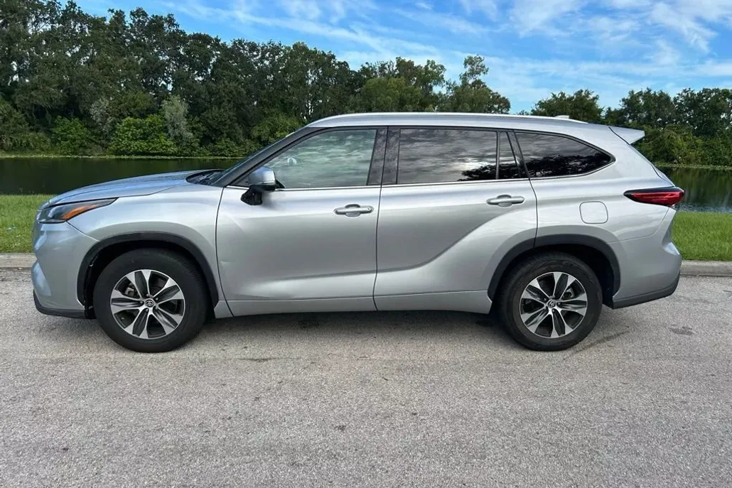 2021 Toyota Highlander Hybrid XLE photo 1