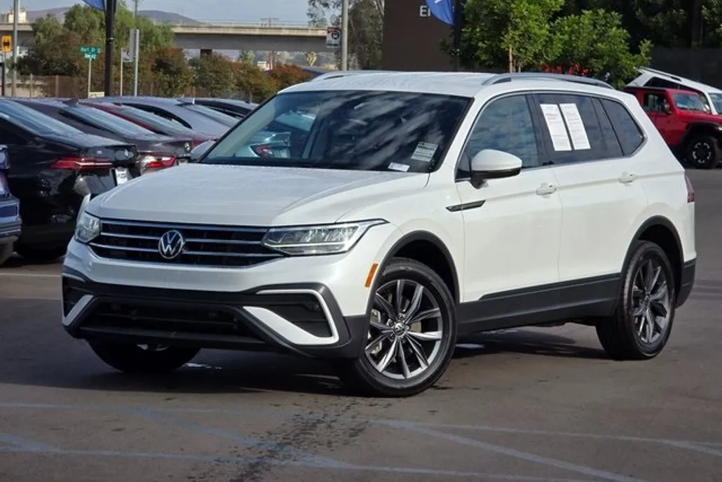 2023 Volkswagen Tiguan SE photo 1