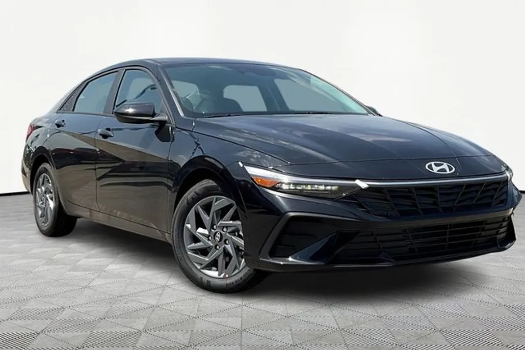 2024 Hyundai Elantra SEL photo 1