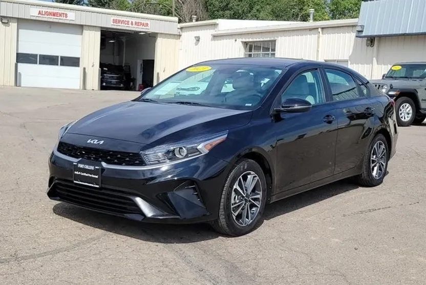2023 Kia Forte LXS photo 1