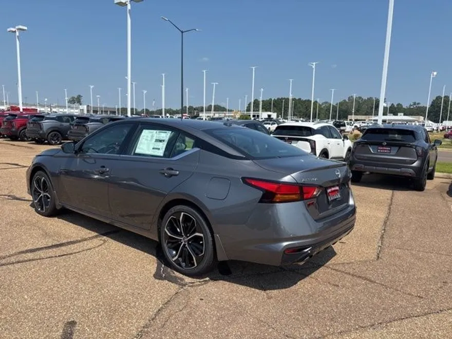 2025 Nissan Altima SR photo 1