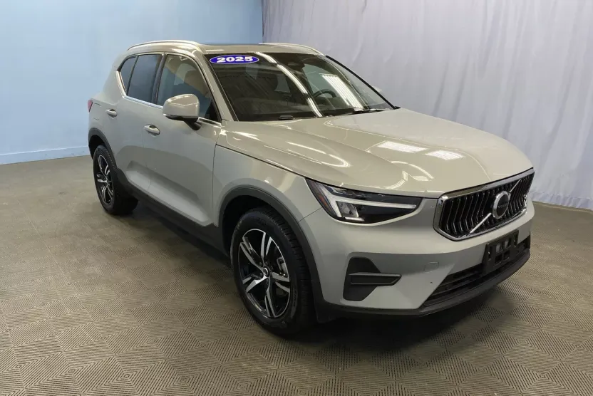 2025 Volvo XC40 Core photo 1