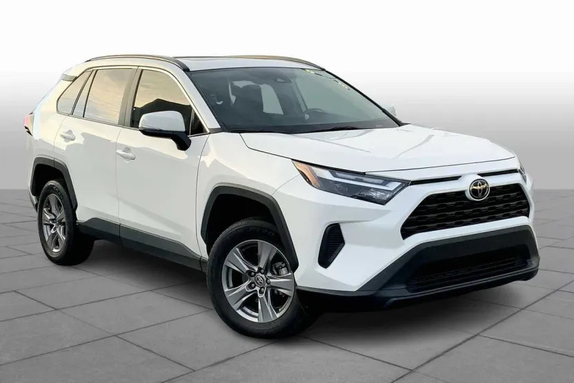 2023 Toyota RAV4 XLE photo 1