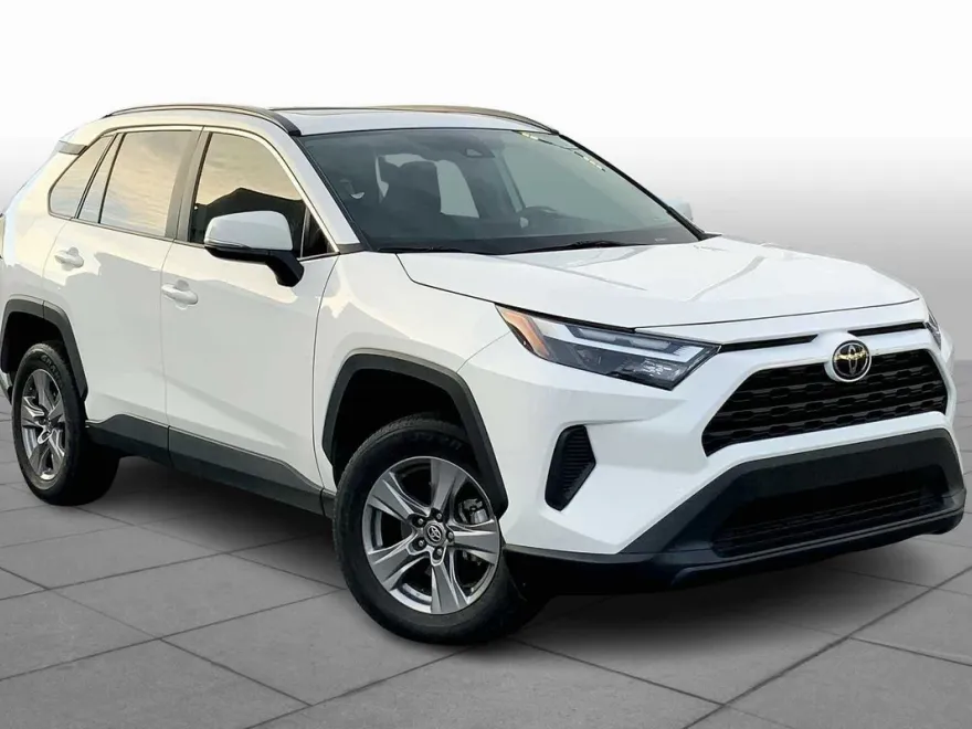 2023 Toyota RAV4 XLE photo 1