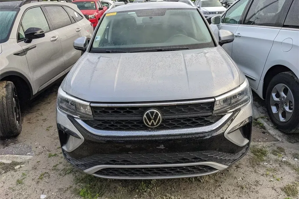 2022 Volkswagen Taos SE photo 1