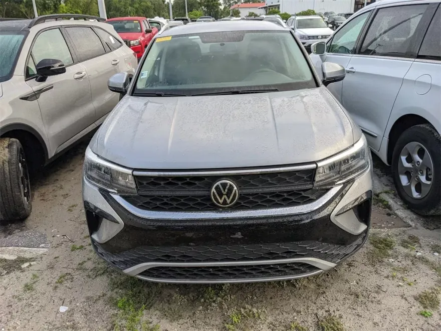 2022 Volkswagen Taos SE photo 1