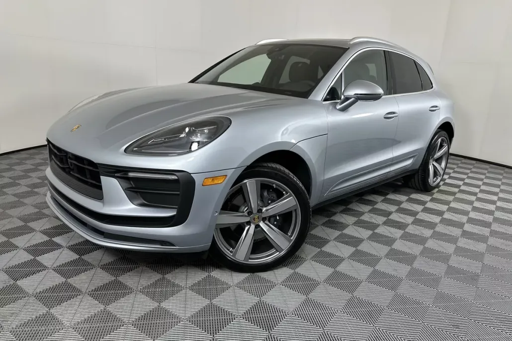 2025 Porsche Macan T photo 1