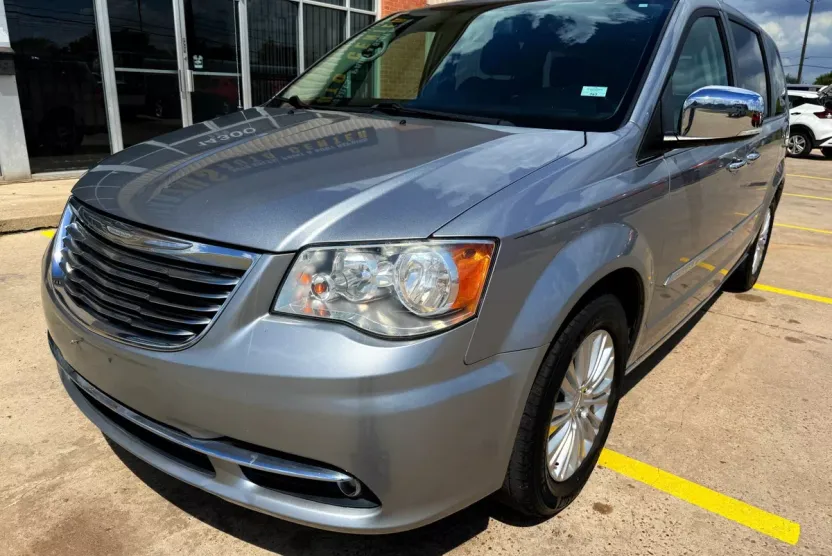 2016 Chrysler Town & Country Limited photo 1