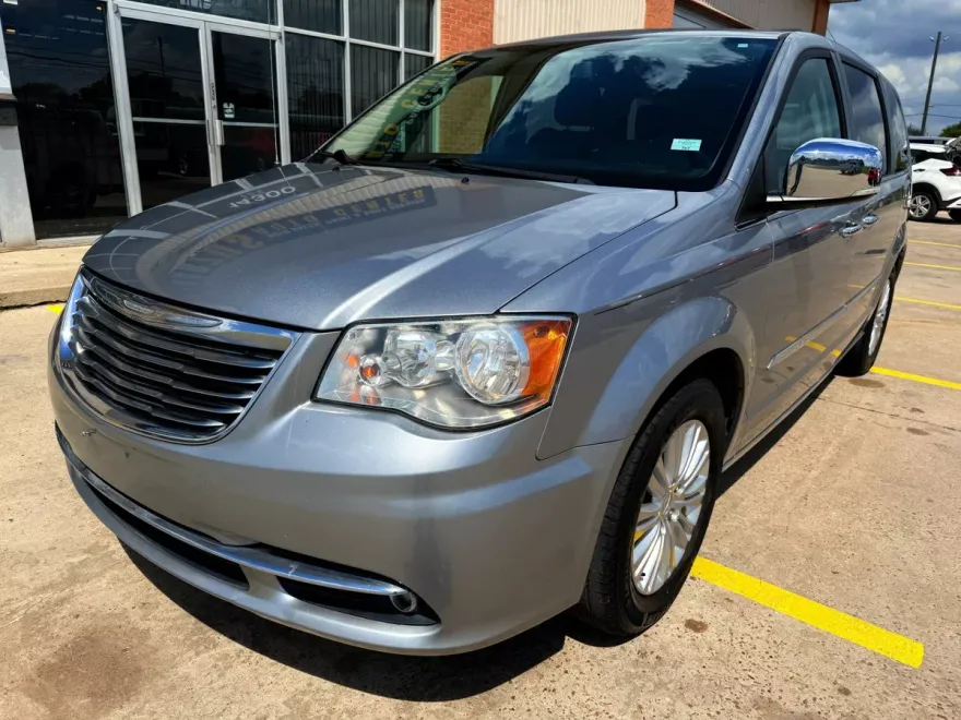 2016 Chrysler Town & Country Limited photo 1