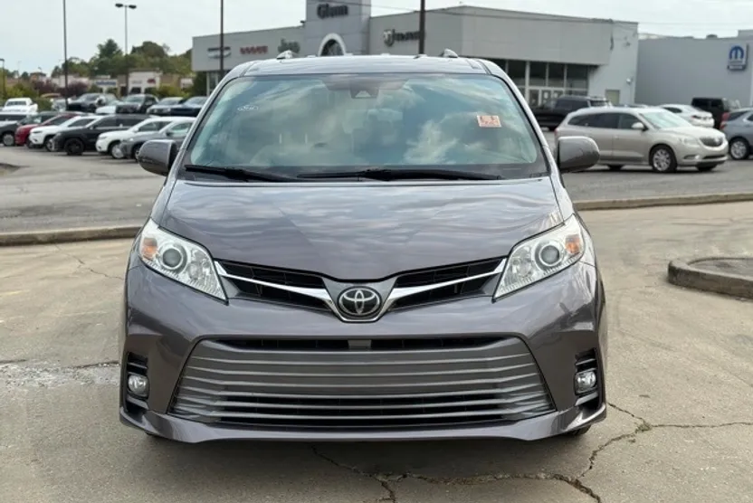 2019 Toyota Sienna Limited XLE Premium photo 1