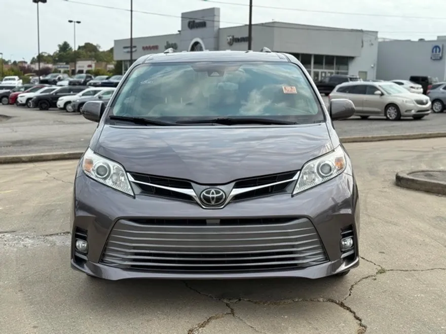 2019 Toyota Sienna XLE photo 1