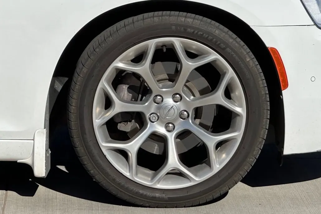 2018 Chrysler 300 C photo 1