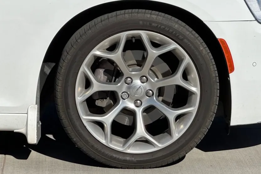 2018 Chrysler 300 C photo 1